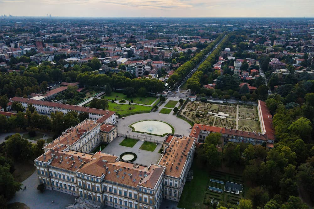 Vista aerea della facciata dell'elegante Villa Reale di Monza, Lombardia, Italia settentrionale. A volo d'uccello del bellissimo Palazzo Reale di Monza. Fotografia con drone in Lombardia.