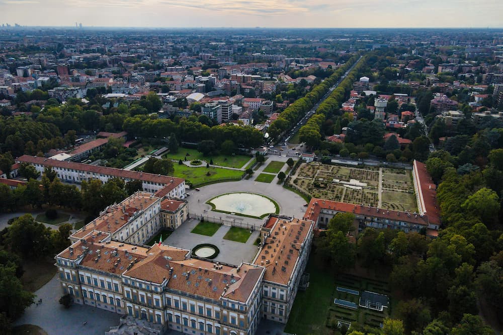 Vista aerea della facciata dell'elegante Villa Reale di Monza, Lombardia, Italia settentrionale. A volo d'uccello del bellissimo Palazzo Reale di Monza. Fotografia con drone in Lombardia.