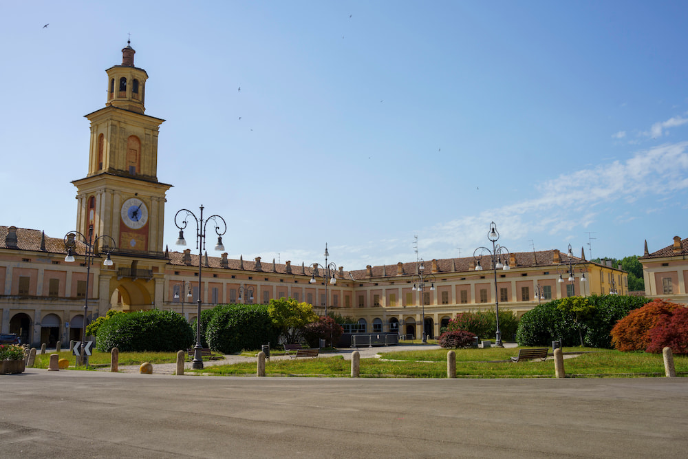 Esterno di edifici storici di Gualtieri, provincia di Reggio Emilia, Emilia-Romagna, Italia
